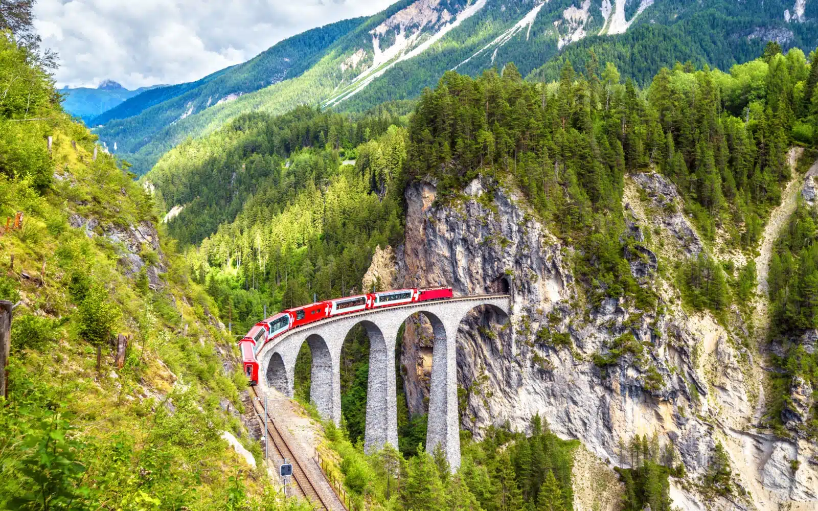 Glacier express sur un viaduc