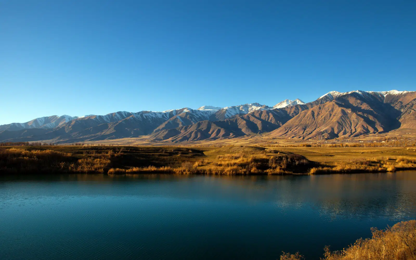 Lac de montagne, Issyk-Kul, Kirghizistan, baie du lac