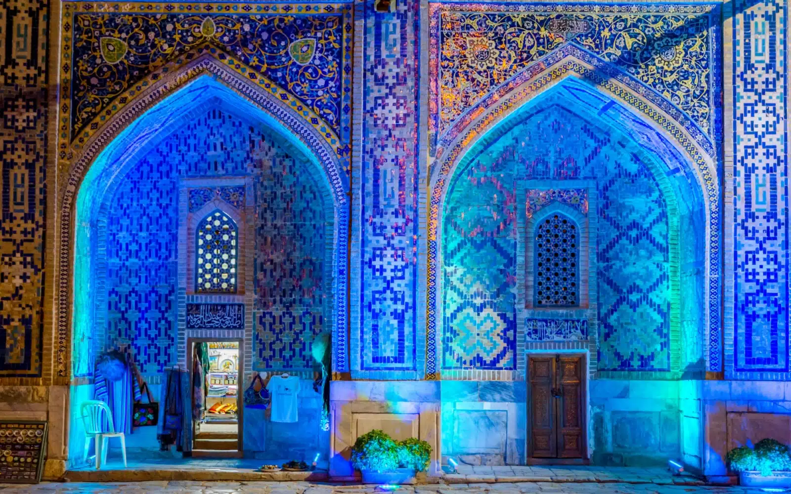 Magasinez dans l'atrium éclairé de Sher Dor madrasah