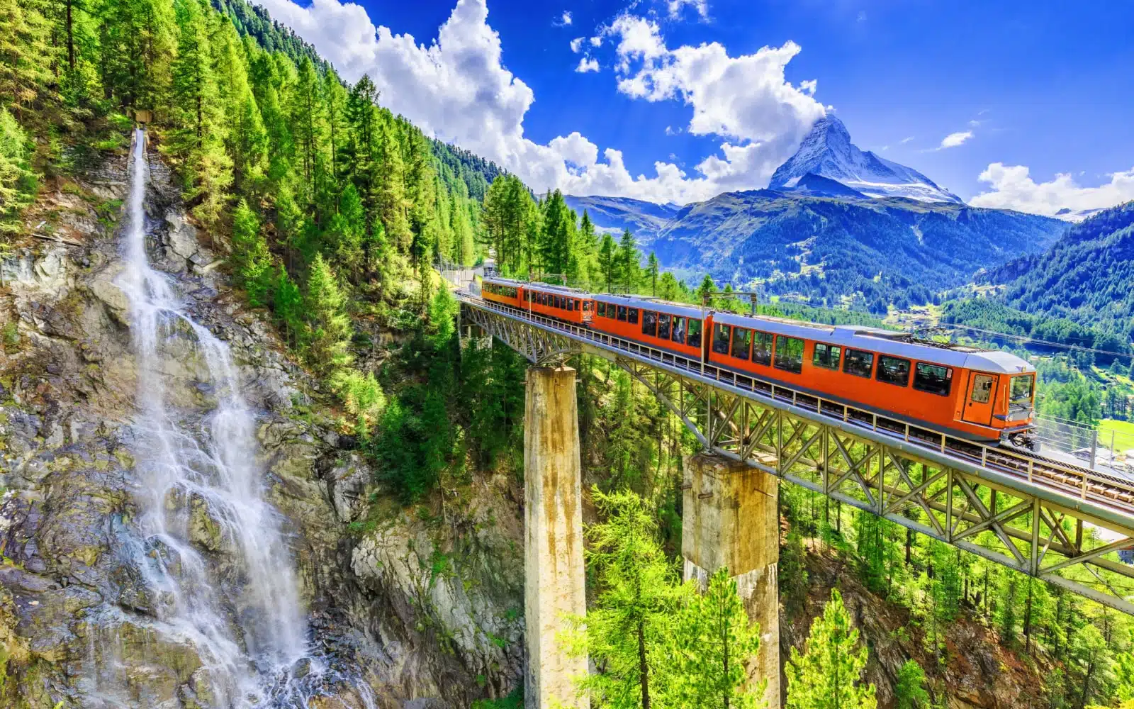 Le magnifique train touristique avec cascade, pont et Cervin